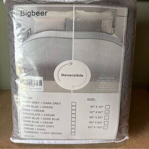 52 x 82 100% polyester reversible Waterproof sofa cover. Cream/Light Gray. NEW